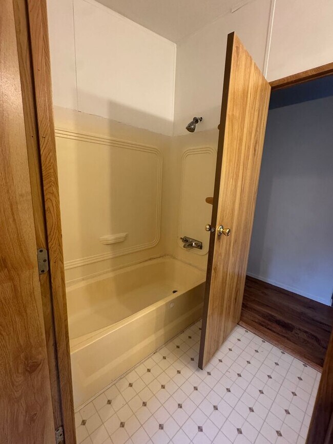 Building Photo - 4.65 Acre Farm/Horse Property for Rent!