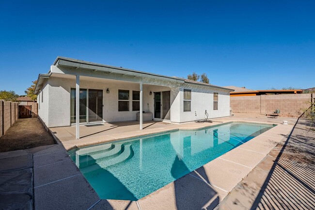 Building Photo - Your Private Oasis Awaits: Spacious 3-Bedr...