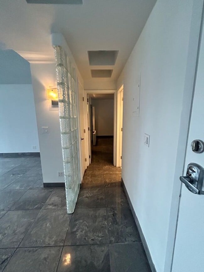Building Photo - 1 Bedroom 1 Bath Ocean View Condo - Steps from Fort Lauderdale Beach!