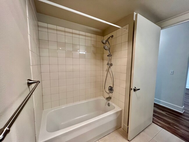 Building Photo - Stunning, Luxe Condo in Ballard! Two Beds ...