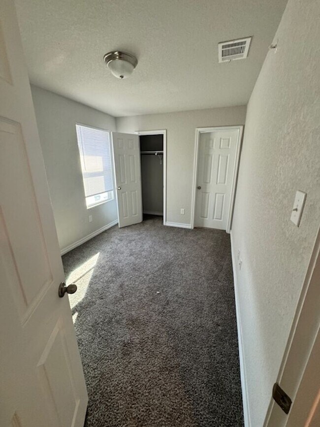 Building Photo - Elegant Townhome Ready for Move In - 3 BR 2.5 Bath - NE San Antonio (in Selma)