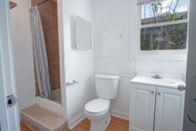 Building Photo - 342 Vine St