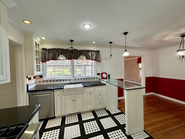 Building Photo - Absolutely gorgeous, remodeled home in beautiful location in Midtown Tulsa