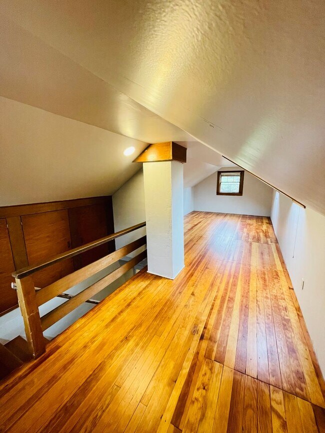 Building Photo - 1100 32nd St