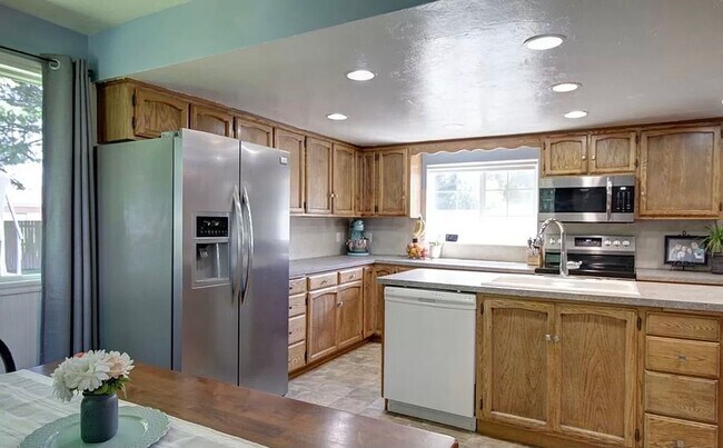 Building Photo - 6 Bedroom Home For Rent In Rexburg!!