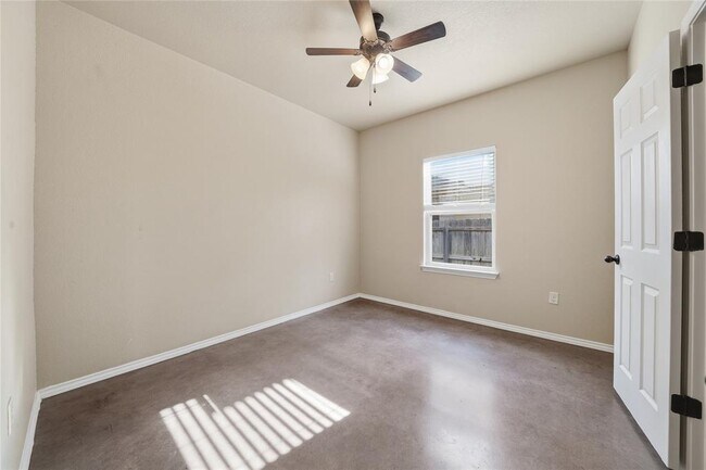 Building Photo - 533 Jack Rabbit Ln