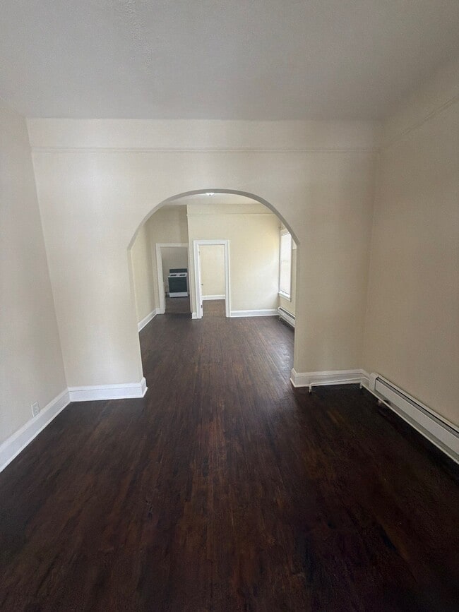 Building Photo - 583 Reaney Ave E