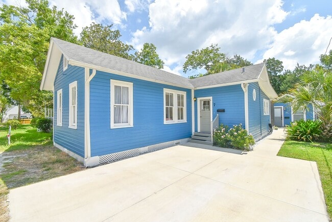 Building Photo - 7 Dupont Ln