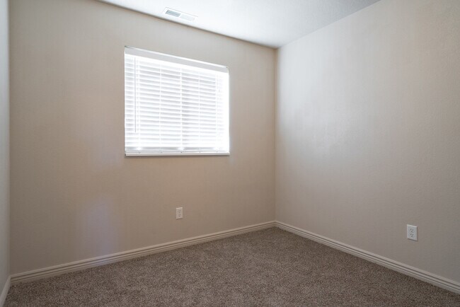 Building Photo - 3155 S Hidden Valley Dr