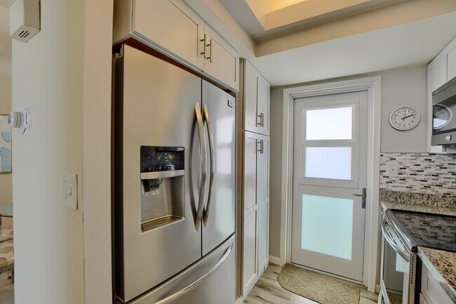 Building Photo - 333 NE 21st Ave