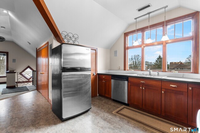 Building Photo - 105 Howe Ave