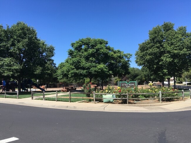 Building Photo - 4x2 Single Story in Great Location!