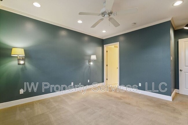 Building Photo - 5427 Charlotte Dr