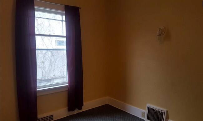 Building Photo - 814 11th Ave N