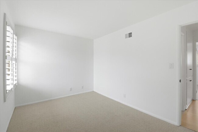 Building Photo - 577 Houston Dr