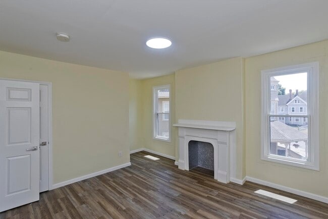 Building Photo - 205 St James Ave