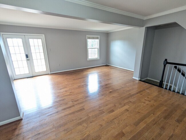 Building Photo - Beautifully maintained townhouse in Tuscar...