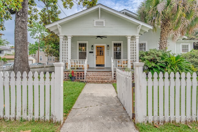 Building Photo - Bungalow Heaven in Baldwin Park!