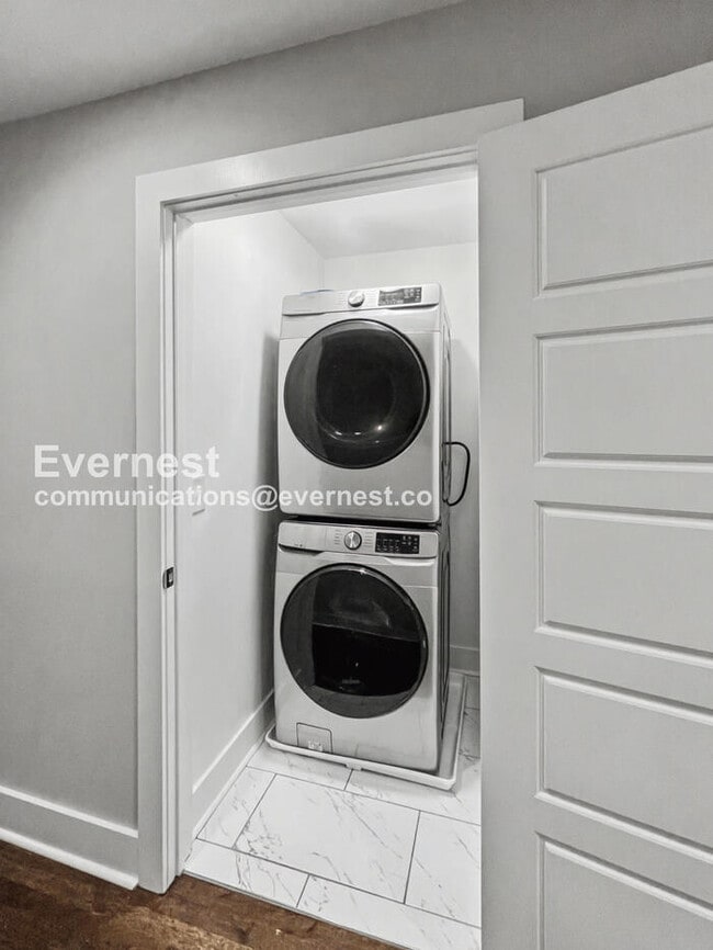 Building Photo - 2332 Oak Ct