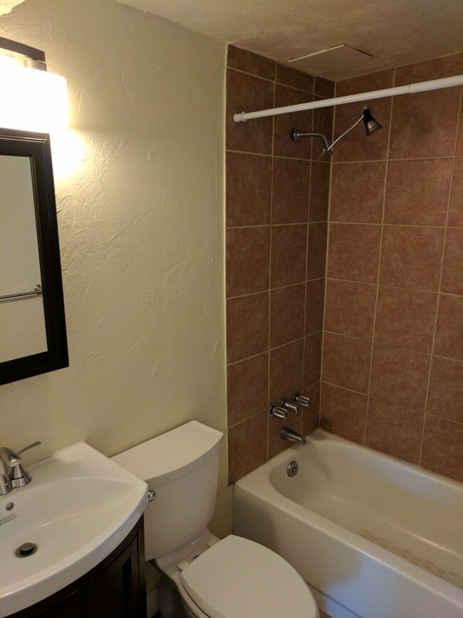 Building Photo - West Wash Park 2/1 Lots of Light, Mountain View and Reserved Parking!!