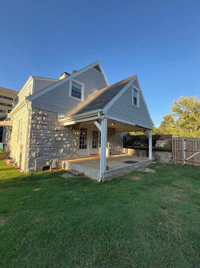 Building Photo - 510 Maple Dr