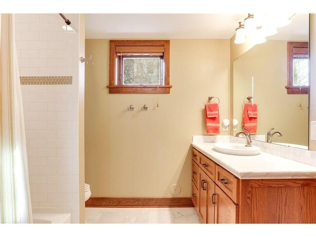 Building Photo - 2012 W Laurel Ave