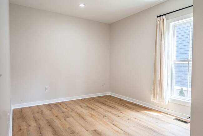Building Photo - 721 Blue Bird Dr
