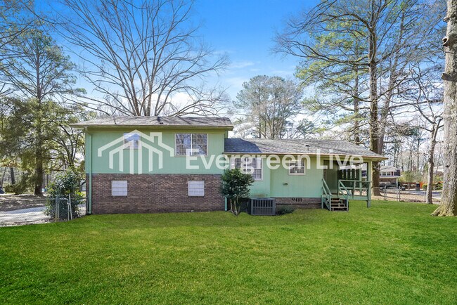Building Photo - 424 Carriage Dr