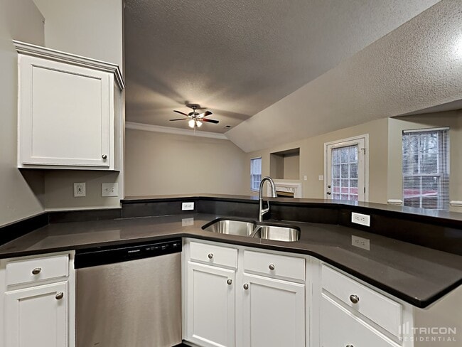 Building Photo - 8800 Willow Crest Dr