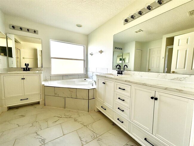 Building Photo - 4663 Doral Park Ave