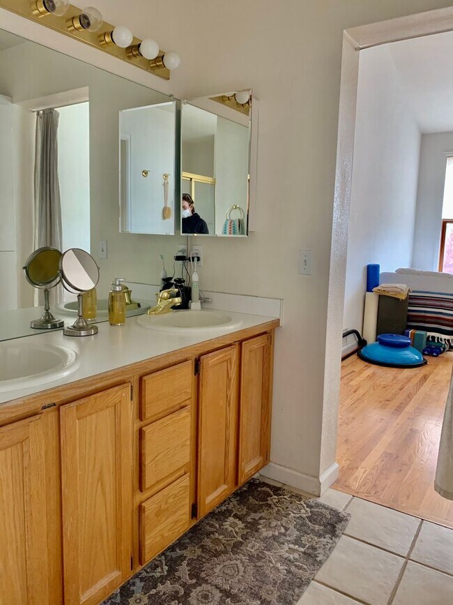 Building Photo - Gorgeous Gunbarrel Home on Cul-de-Sac!
