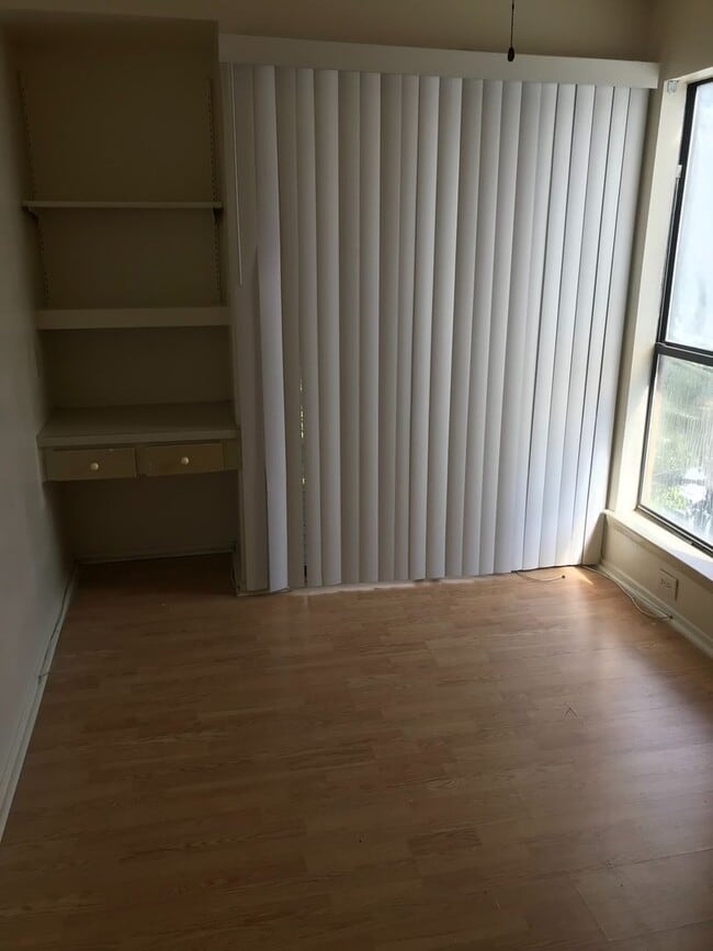 Building Photo - PRE-LEASE 2025/2026: $1600 OR BEST OFFER!!...