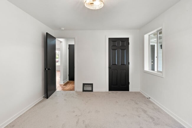 Building Photo - 2521 W Sanson Ave
