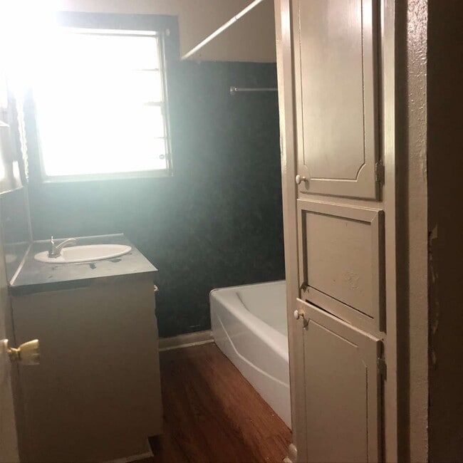 Building Photo - 4004 Lee Ct