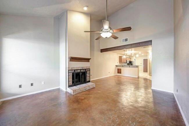 Building Photo - 7211 Lakewood Dr