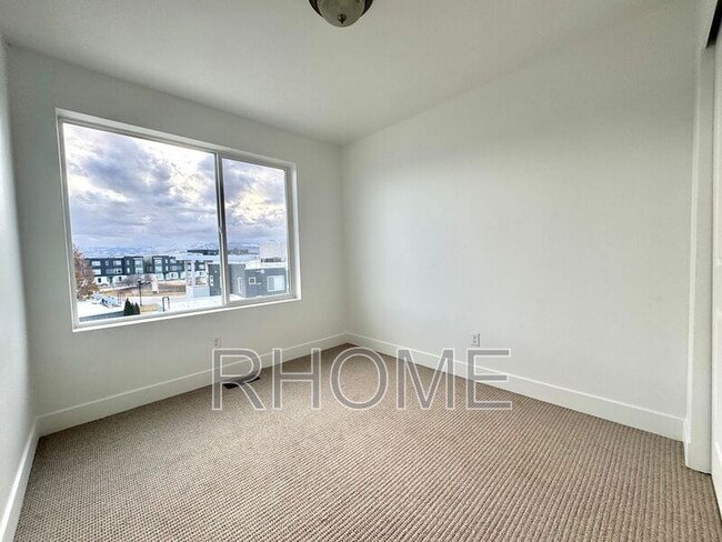 Building Photo - 10384 S Clarks Hill Dr