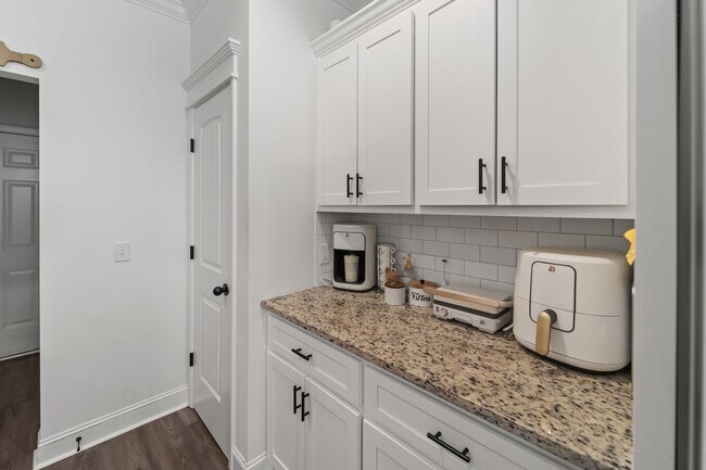 Building Photo - Comfort & Style Meet in This Beautiful 4 Bedroom Midway Home