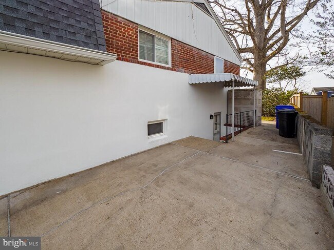 Building Photo - 2702 Navarre Dr