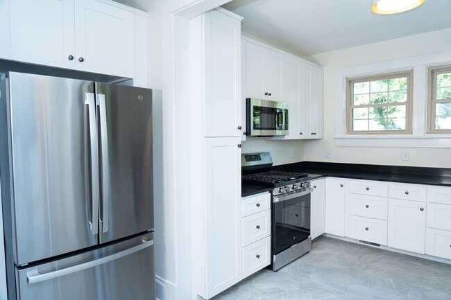 Building Photo - Large 4 Bedroom Home On Oakhurst Circle