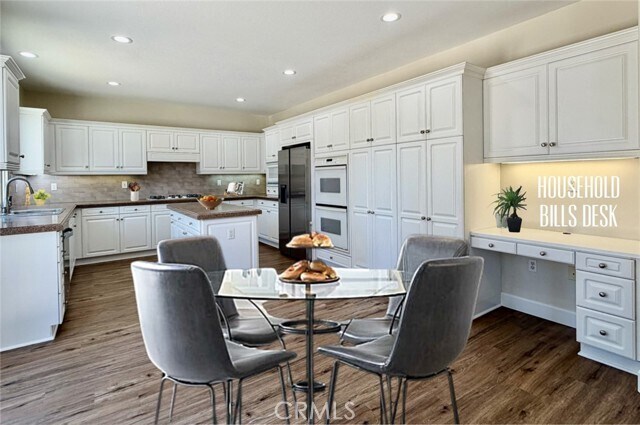 Building Photo - 2566 Pearblossom St