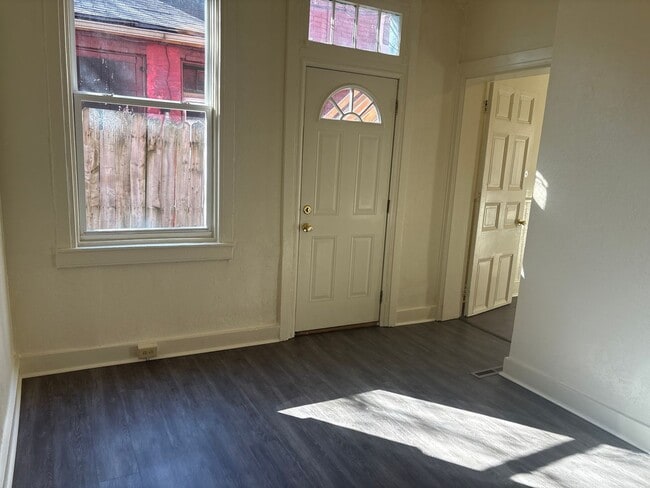 Building Photo - 1st Floor 1 Bedroom Apartment in Downtown ...