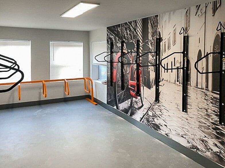 Building Photo - 2523 W Leland Ave