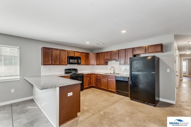 Building Photo - 3 bedroom 2 bath duplex
