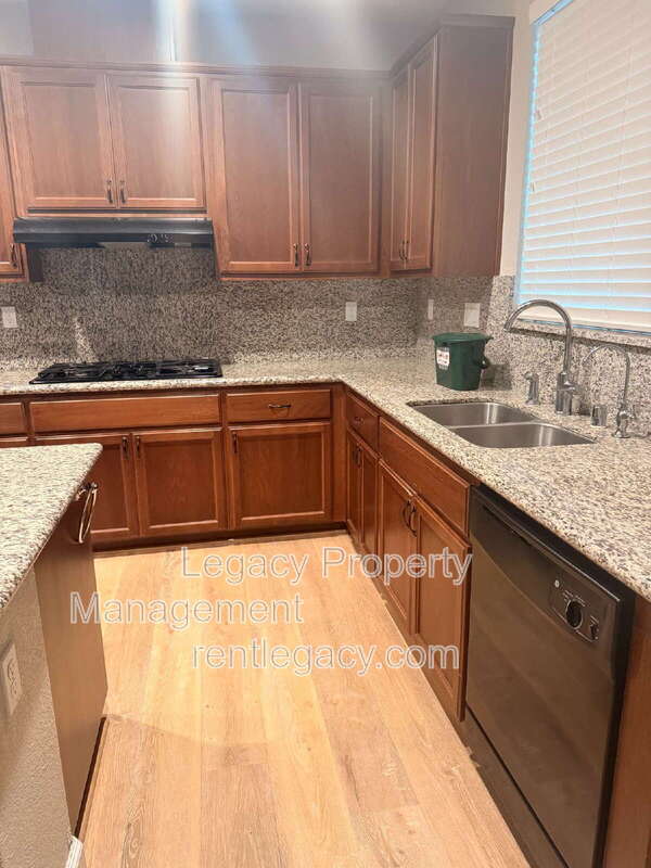 Building Photo - 452 Aster St