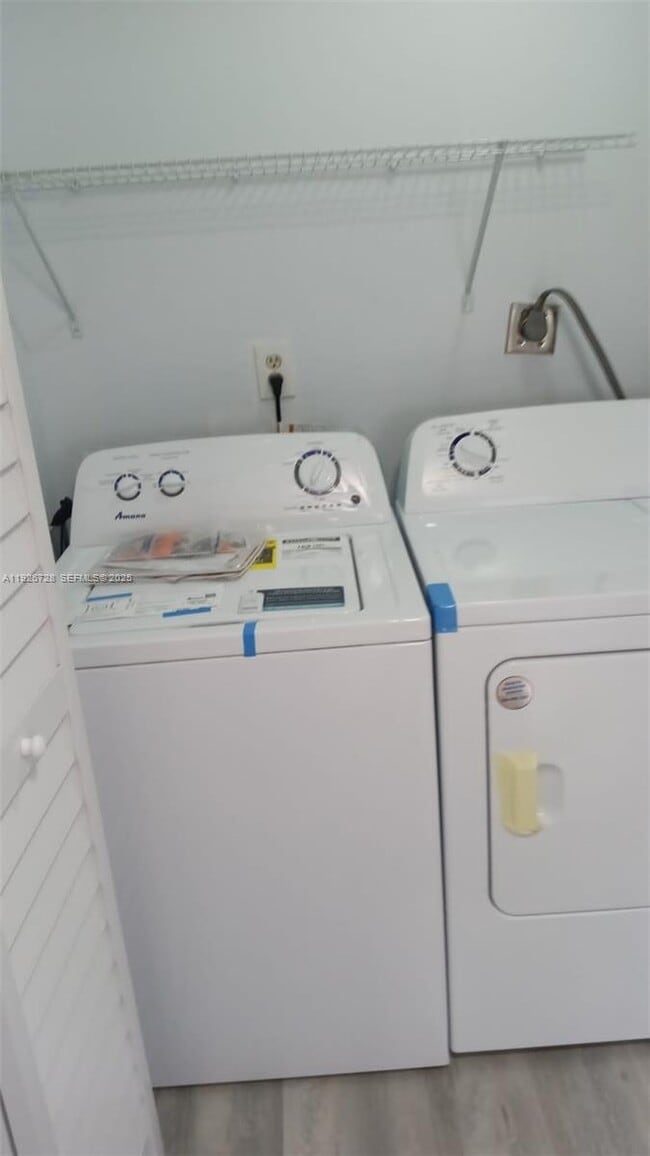 Building Photo - 9375 Fontainebleau Blvd