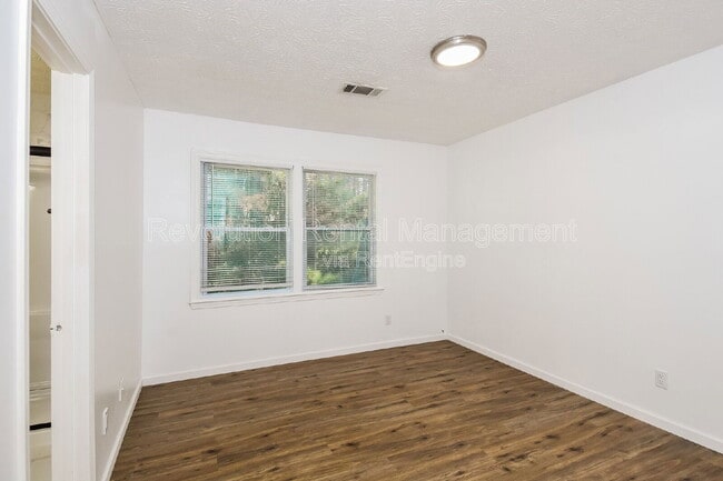 Building Photo - 1303 Sweet Pine Dr