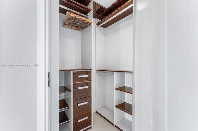 Building Photo - 200 Biscayne Blvd Way