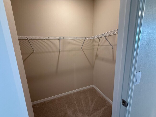 Building Photo - 3 Bedroom 2.5 Bath Single Family Home Prom...