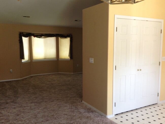 Building Photo - Great Two Bedroom Rancher- Airway Heights