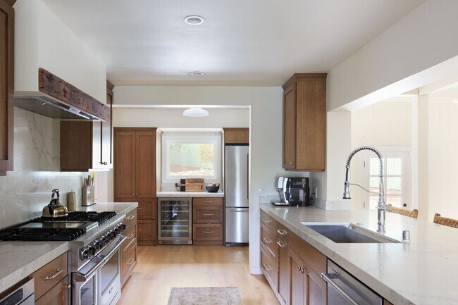 Building Photo - Beautiful Tarzana Rental!